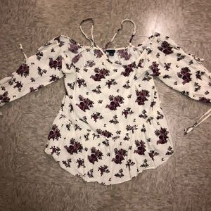 🌟2/$15🌟Off the Shoulder Top